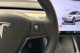 valkoinen Tesla Model 3 2022 kuva 20.