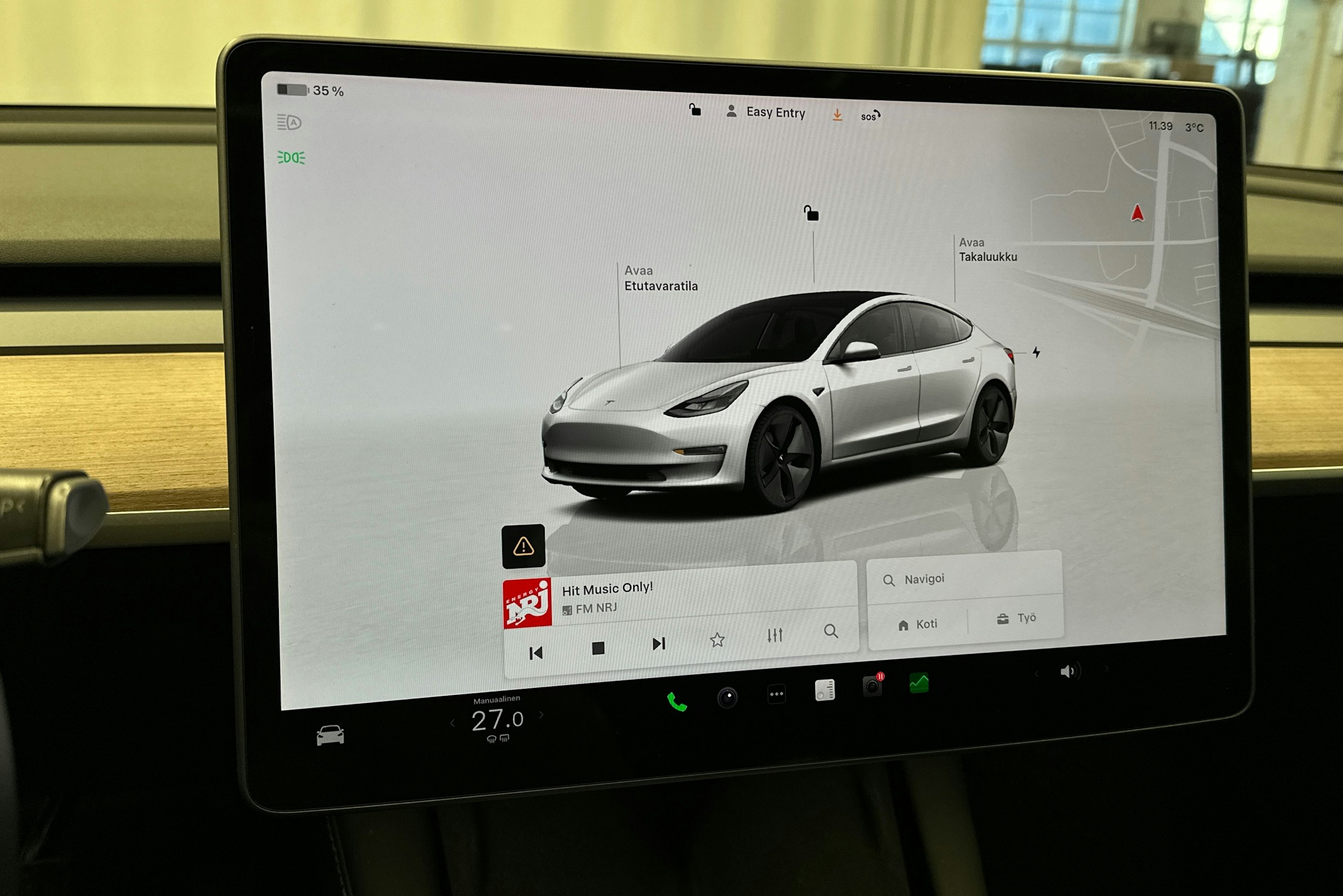 valkoinen Tesla Model 3 2022 kuva 21.