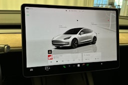 valkoinen Tesla Model 3 2022 kuva 21.