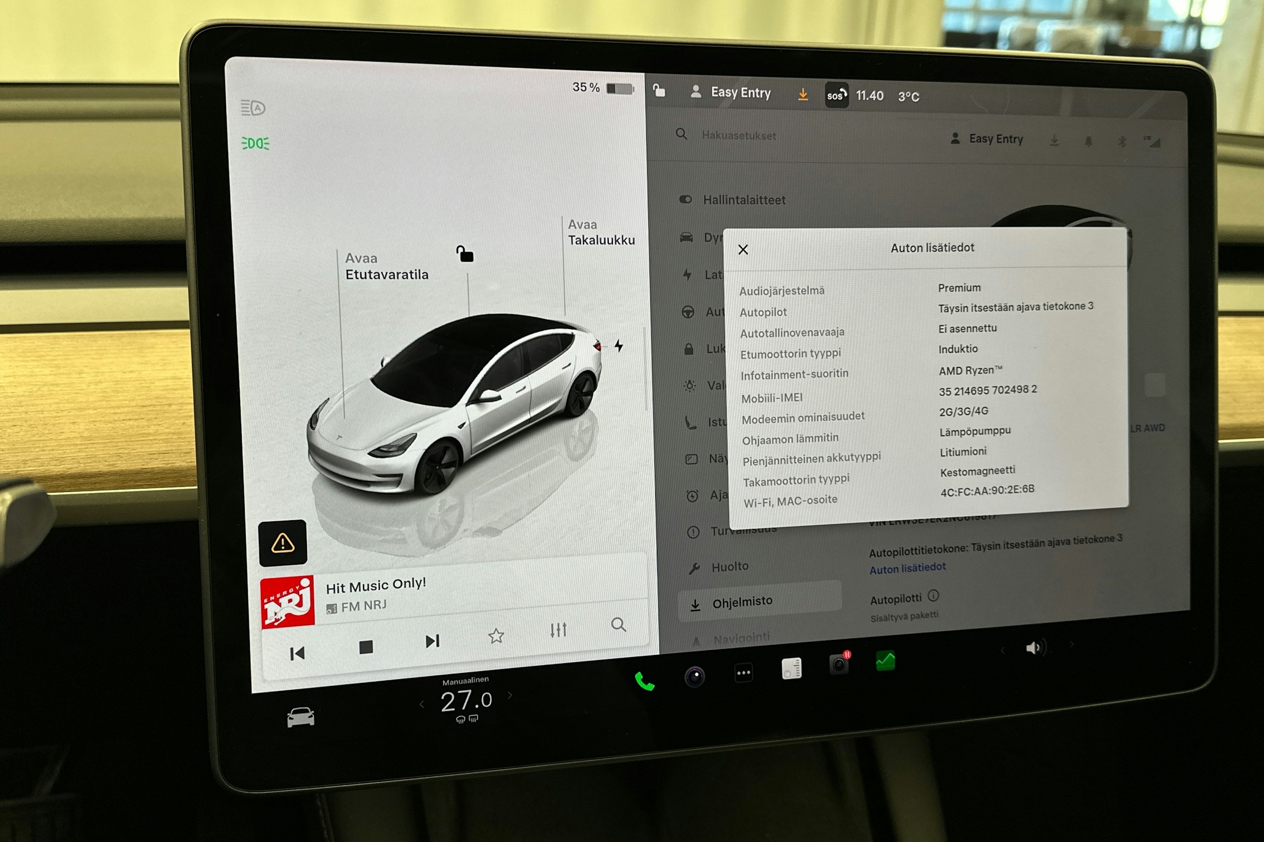 valkoinen Tesla Model 3 2022 kuva 22.