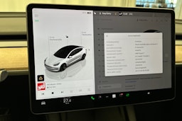 valkoinen Tesla Model 3 2022 kuva 22.