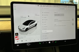 valkoinen Tesla Model 3 2022 kuva 23.