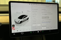 valkoinen Tesla Model 3 2022 kuva 24.