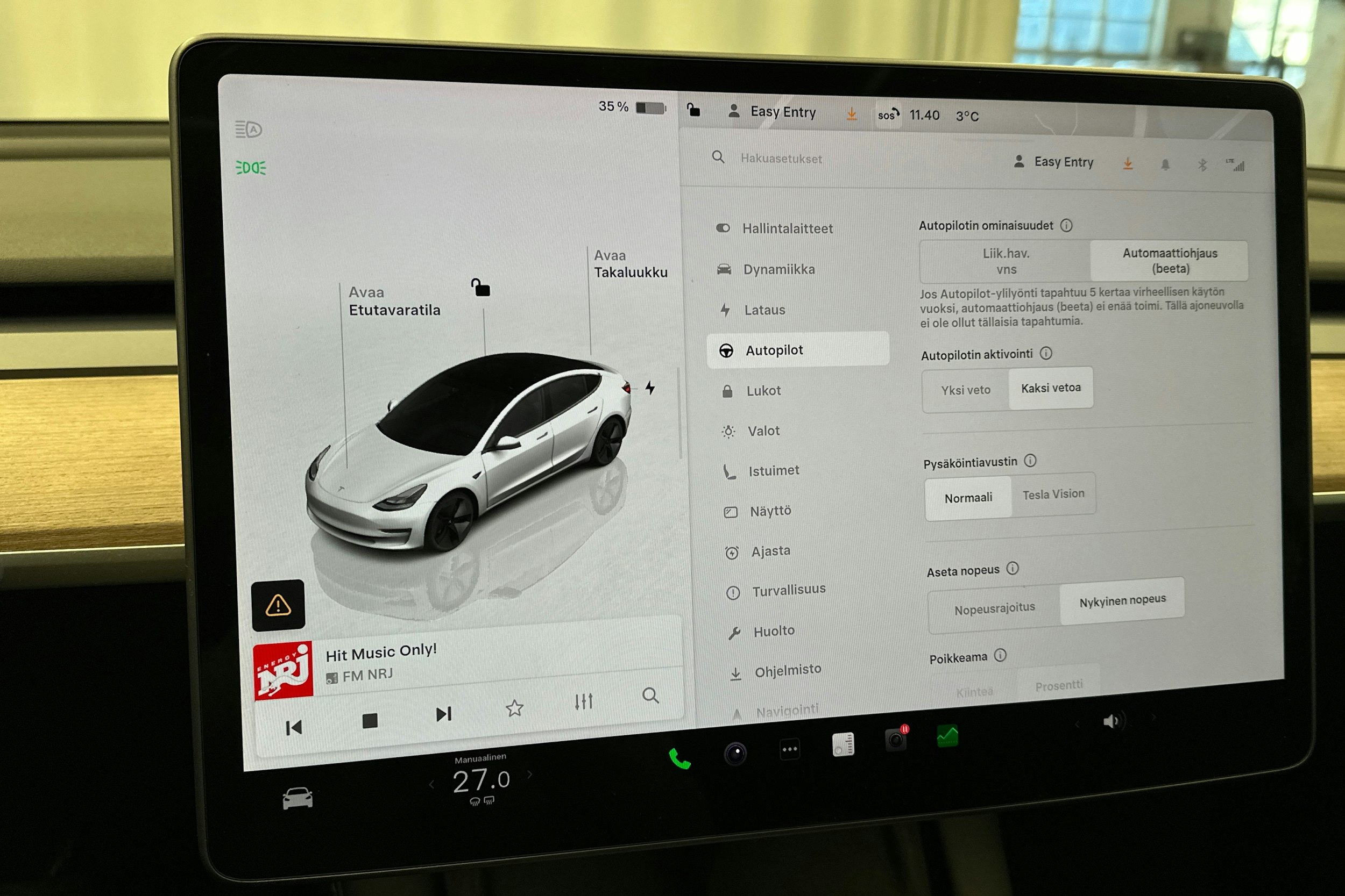 valkoinen Tesla Model 3 2022 kuva 25.