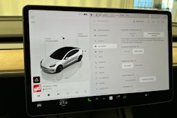valkoinen Tesla Model 3 2022 kuva 25.