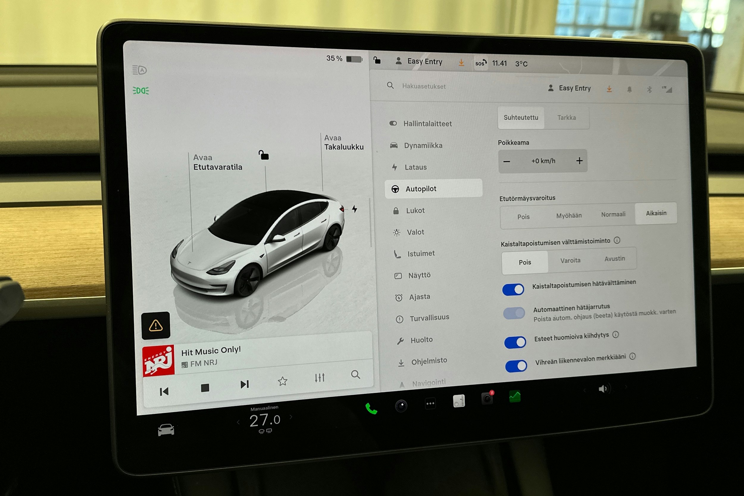 valkoinen Tesla Model 3 2022 kuva 26.