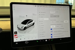 valkoinen Tesla Model 3 2022 kuva 26.
