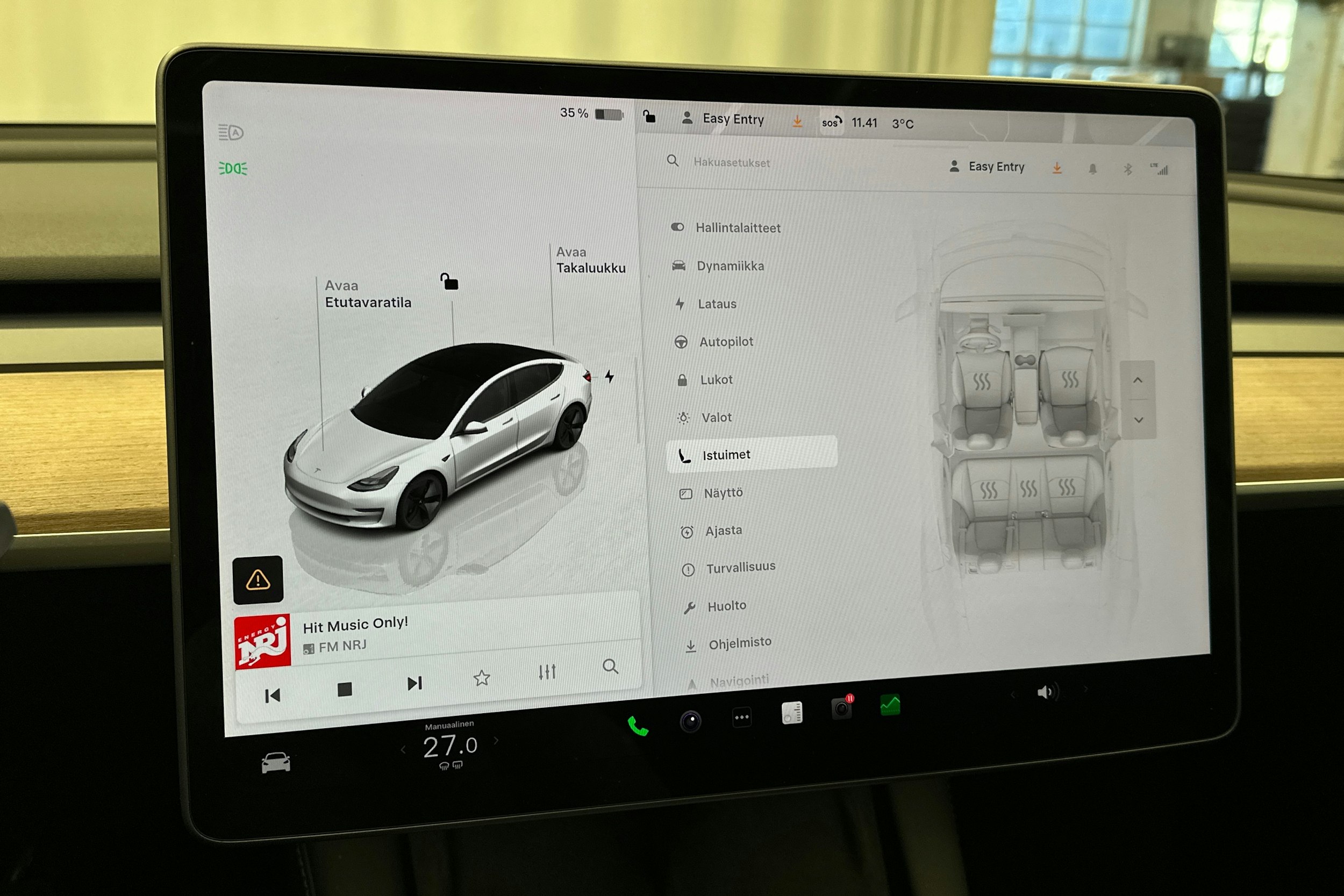 valkoinen Tesla Model 3 2022 kuva 27.