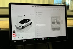 valkoinen Tesla Model 3 2022 kuva 27.