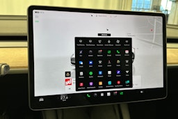 valkoinen Tesla Model 3 2022 kuva 29.