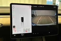 valkoinen Tesla Model 3 2022 kuva 30.