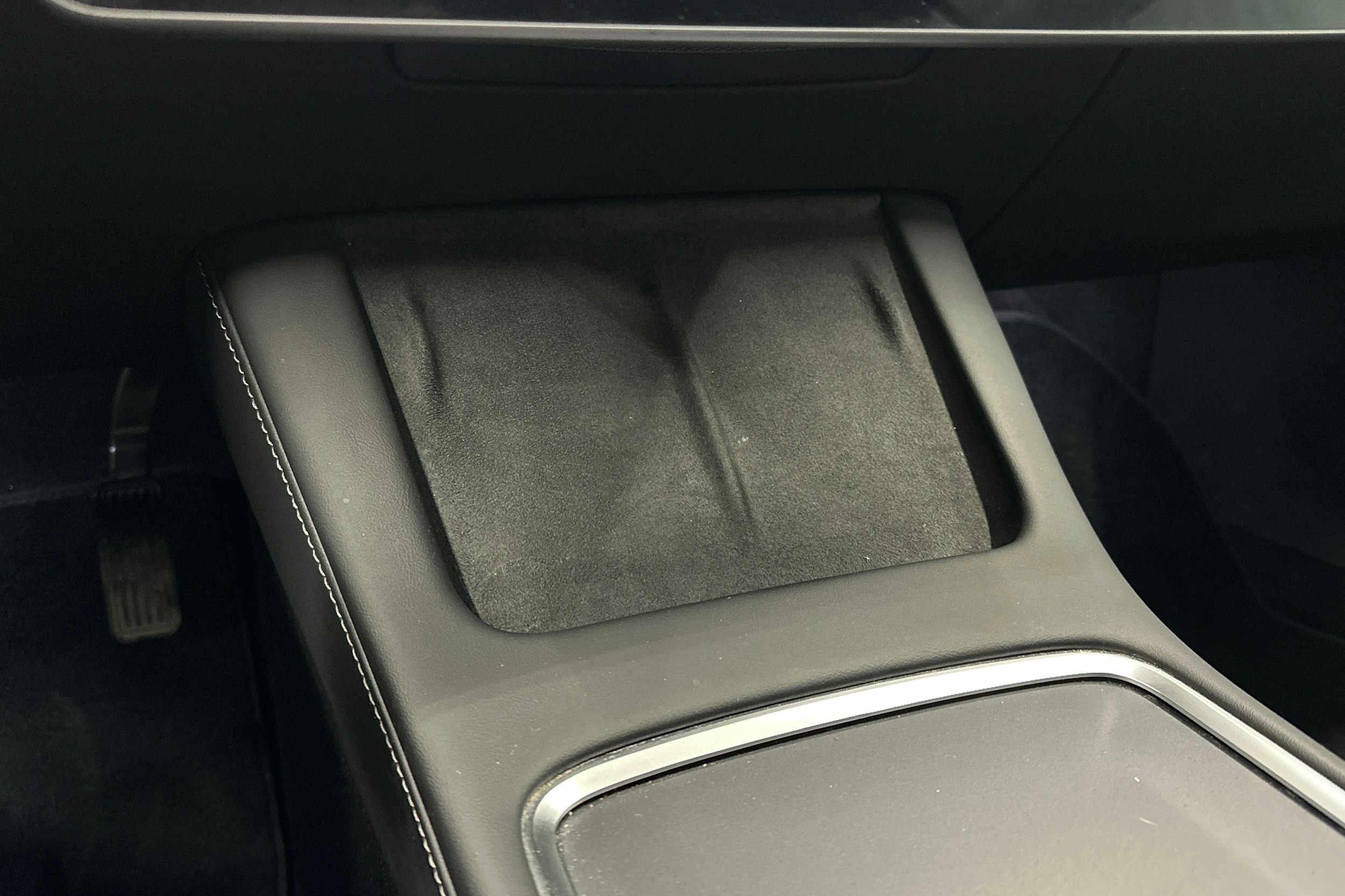 valkoinen Tesla Model 3 2022 kuva 31.