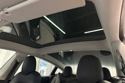 valkoinen Tesla Model 3 2022 kuva 32.