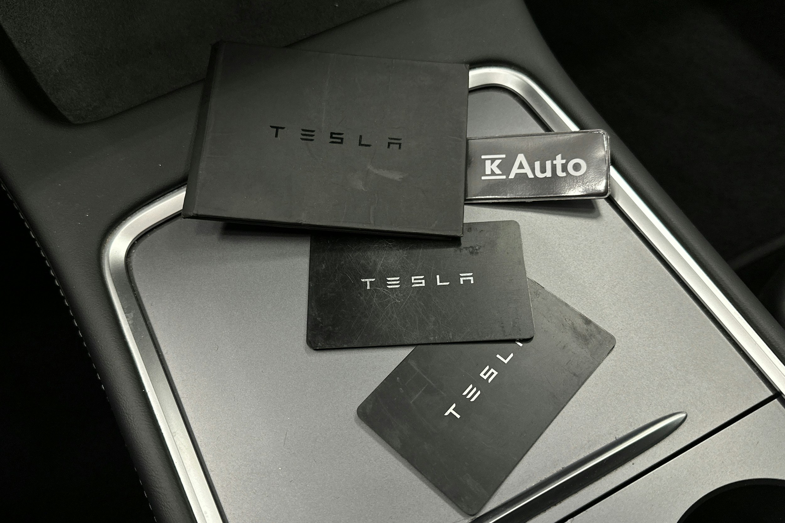 valkoinen Tesla Model 3 2022 kuva 33.