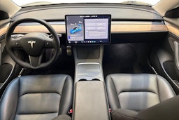 harmaa Tesla Model 3 2022 kuva 9.