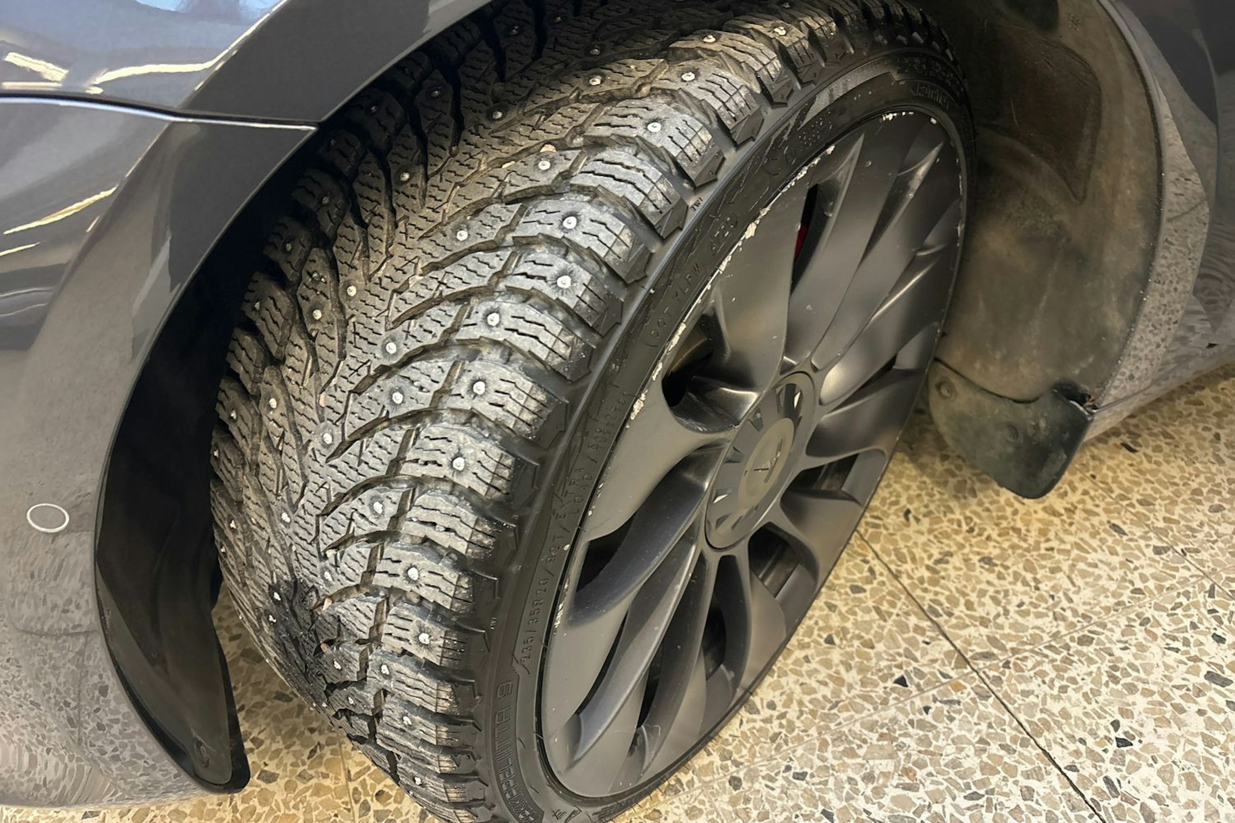 harmaa Tesla Model 3 2022 kuva 13.