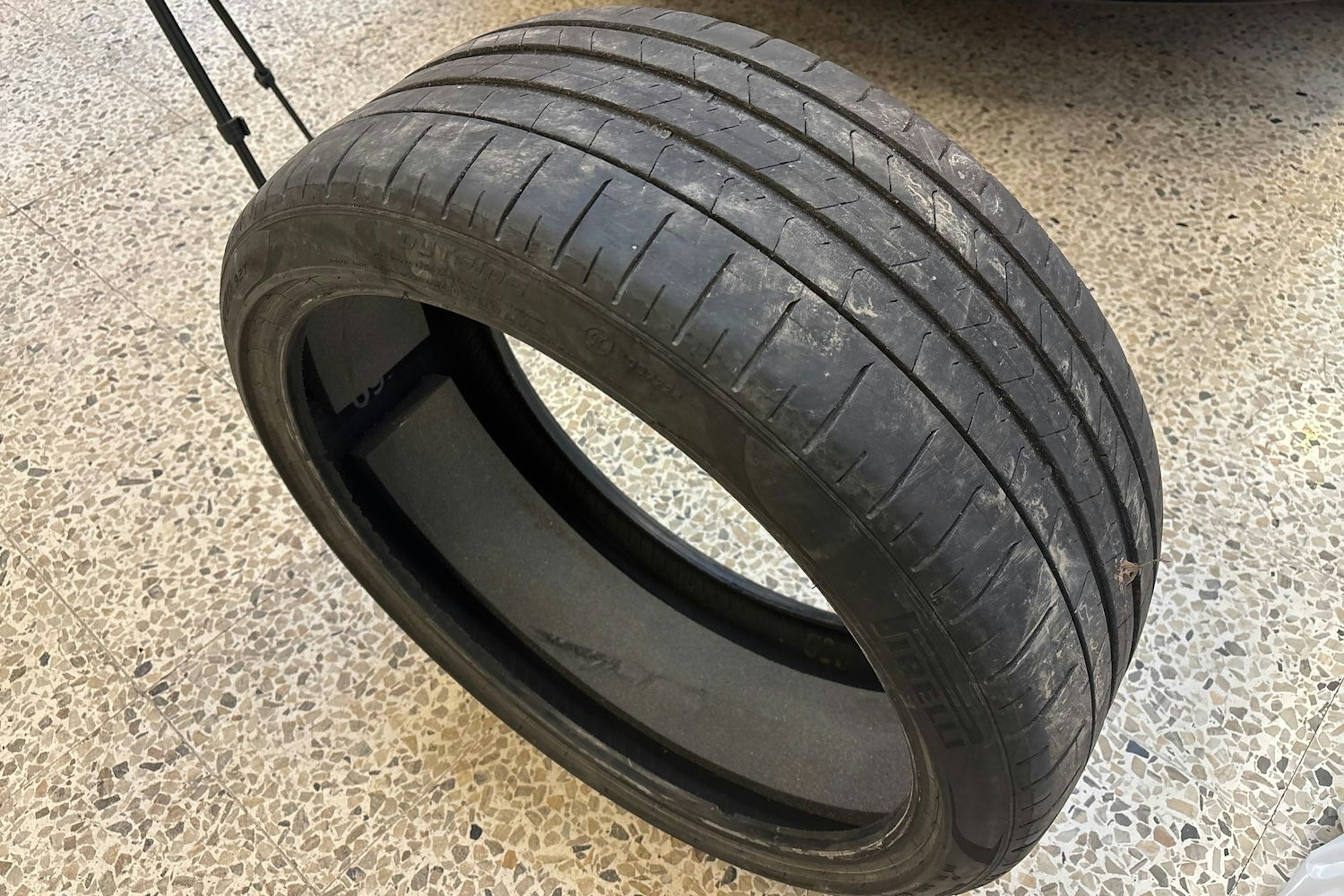 harmaa Tesla Model 3 2022 kuva 14.