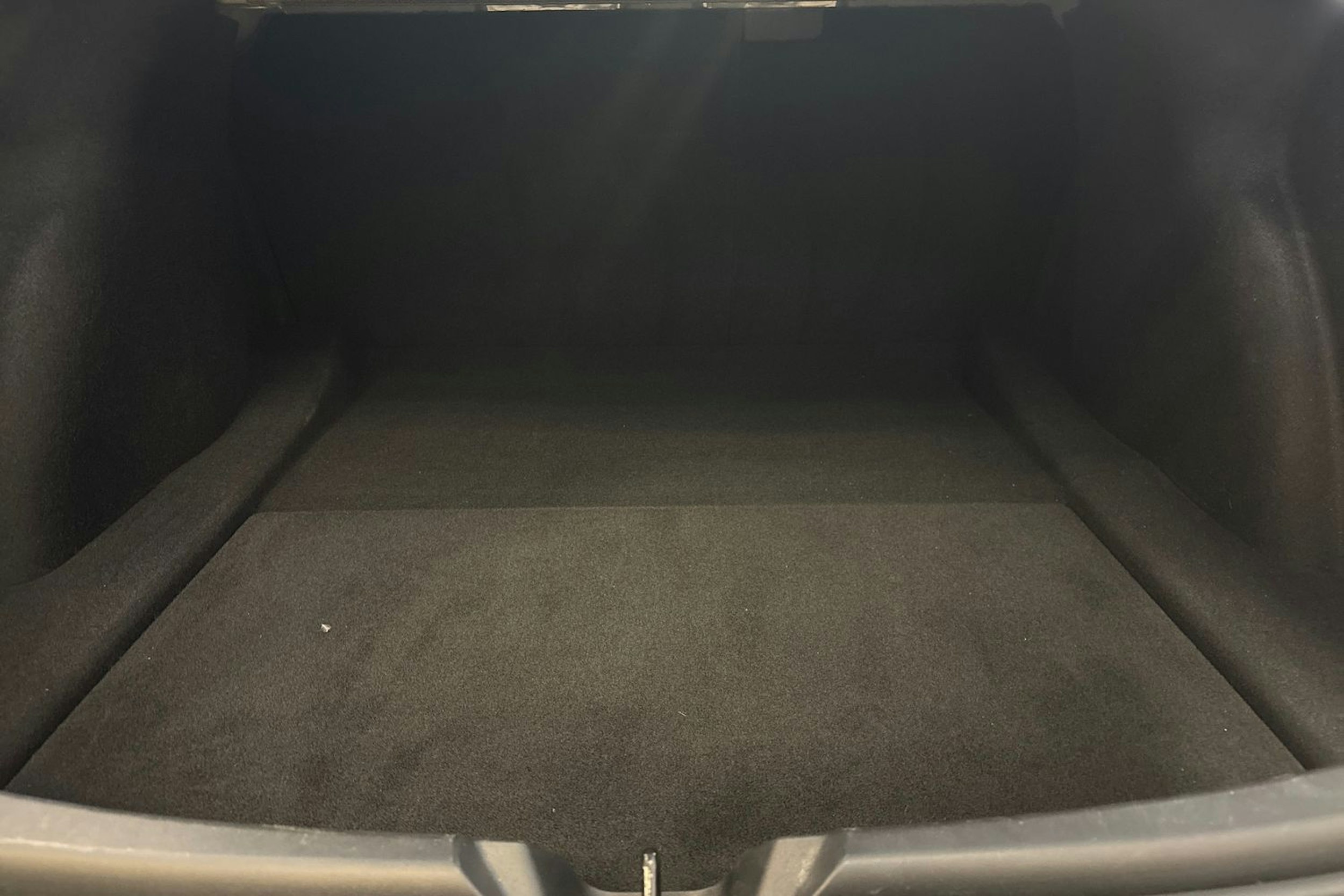 harmaa Tesla Model 3 2022 kuva 15.