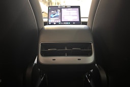 harmaa Tesla Model 3 2022 kuva 17.