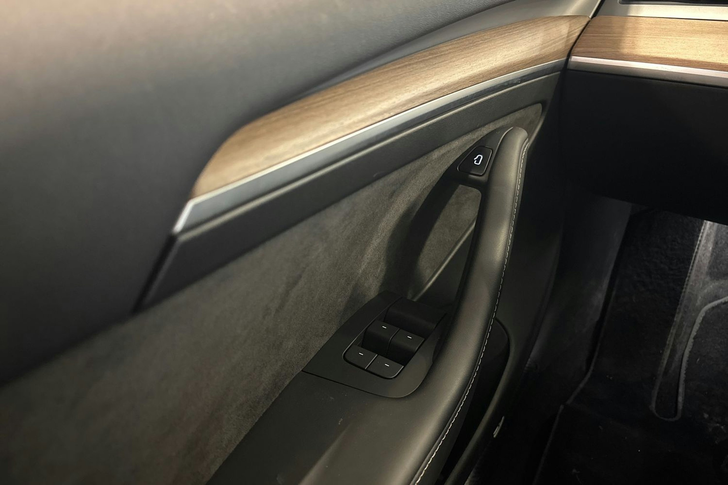 harmaa Tesla Model 3 2022 kuva 18.