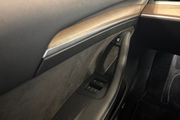 harmaa Tesla Model 3 2022 kuva 18.