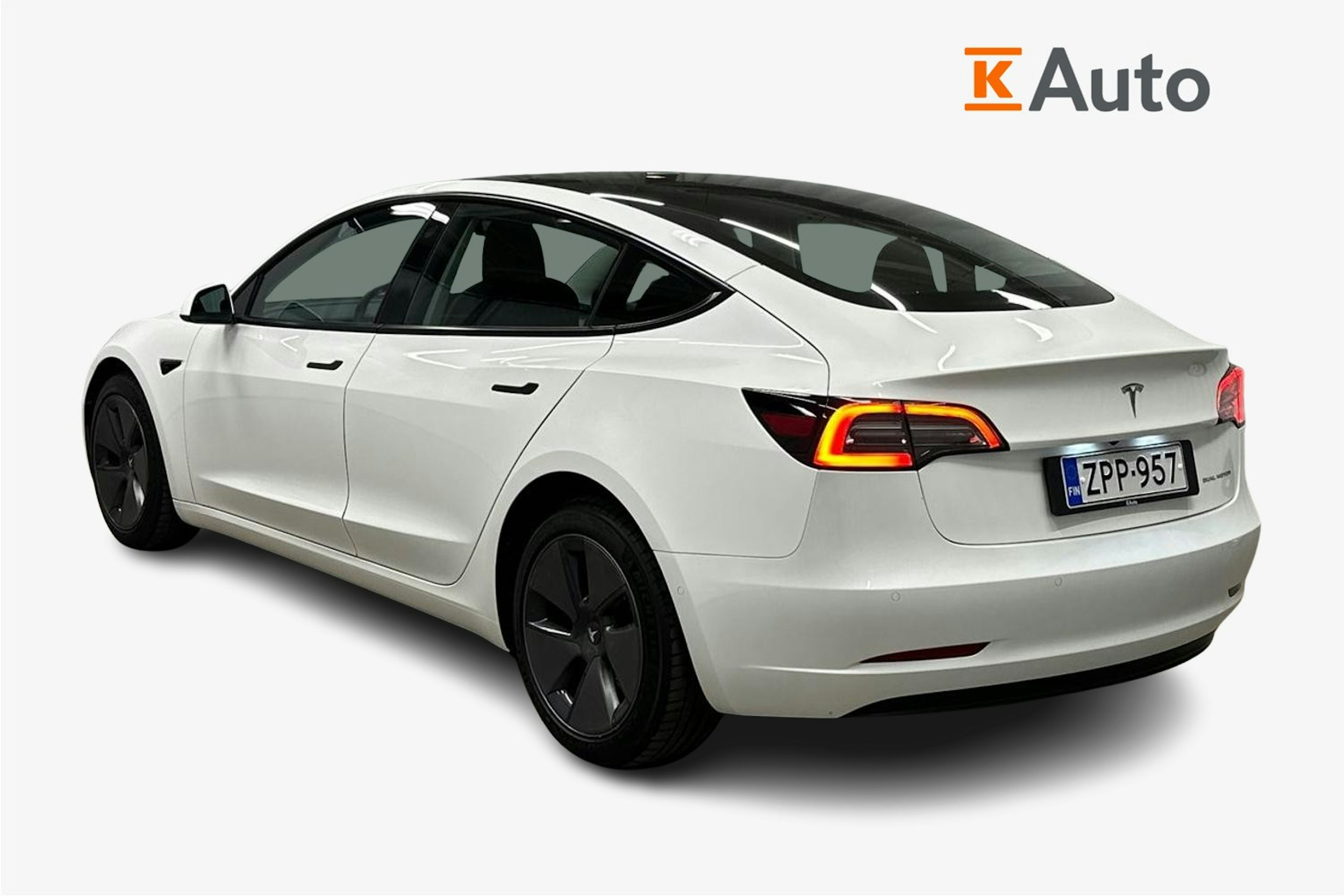 valkoinen Tesla Model 3 2022 kuva 2.
