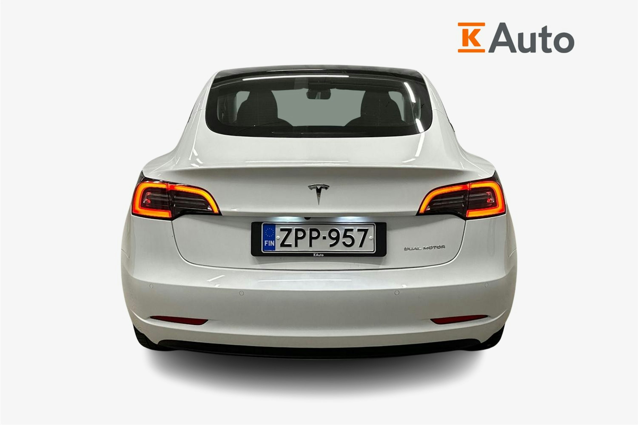 valkoinen Tesla Model 3 2022 kuva 3.