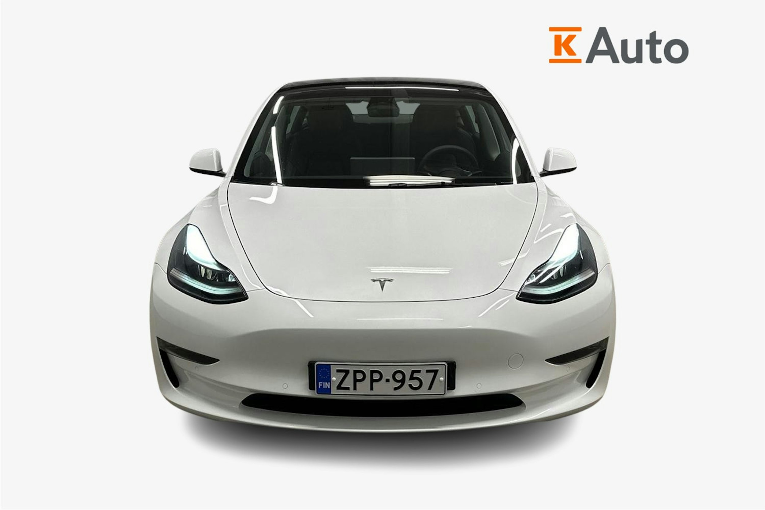 valkoinen Tesla Model 3 2022 kuva 5.