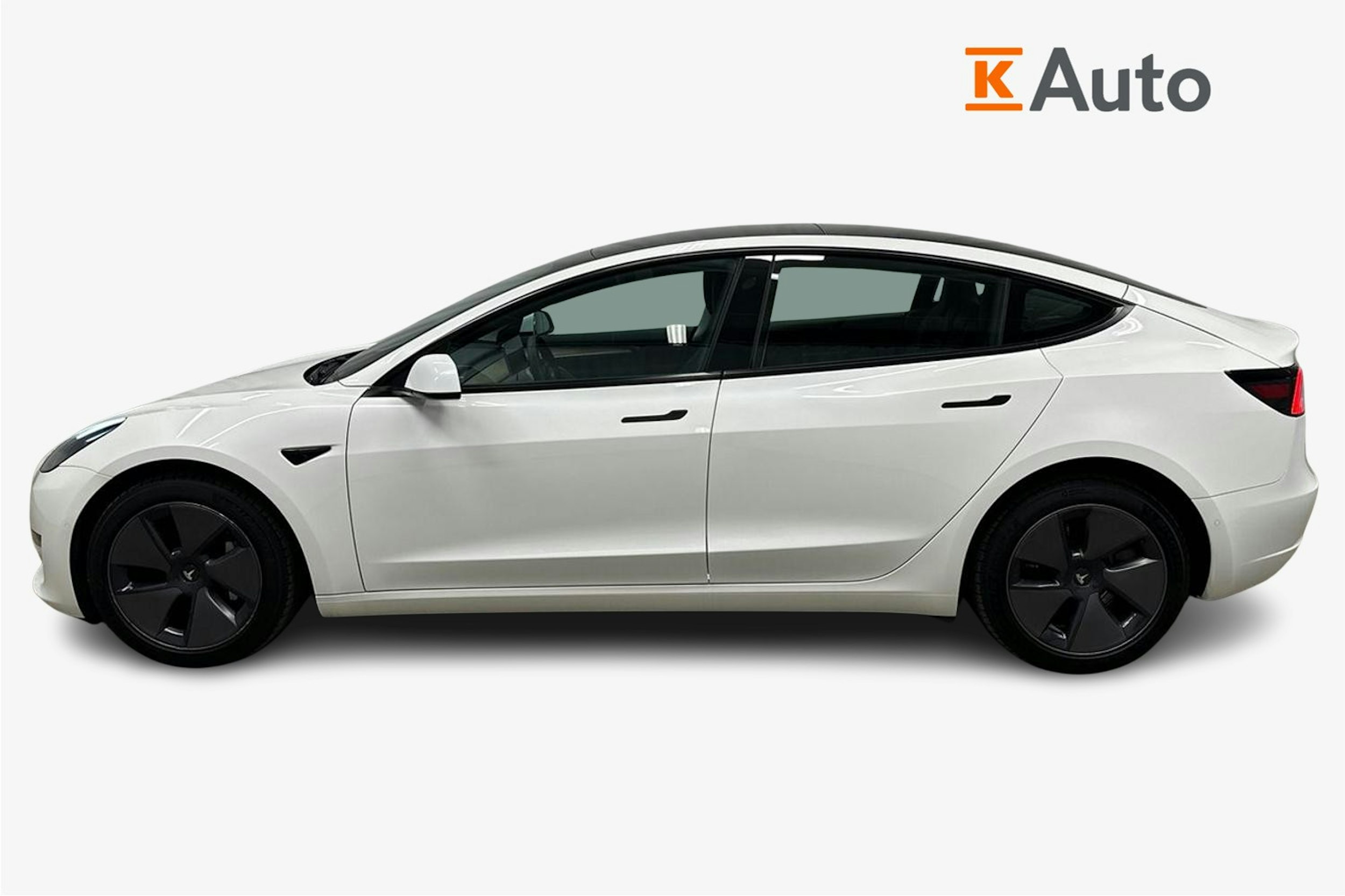 valkoinen Tesla Model 3 2022 kuva 6.