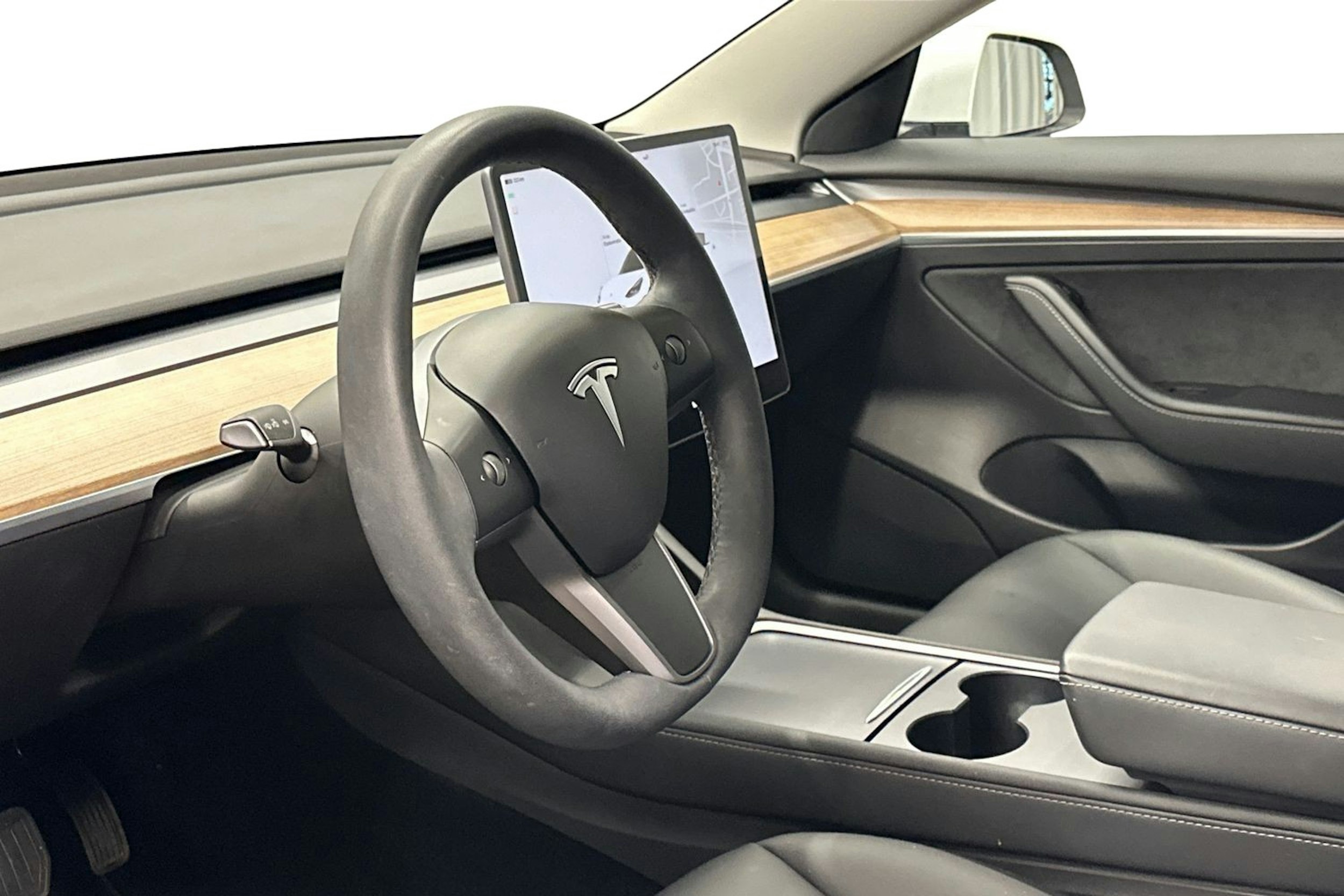 valkoinen Tesla Model 3 2022 kuva 7.
