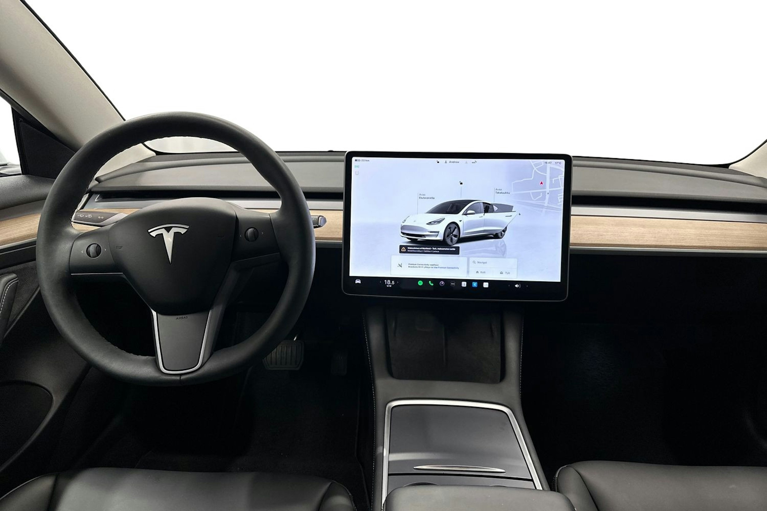 valkoinen Tesla Model 3 2022 kuva 9.