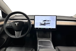 valkoinen Tesla Model 3 2022 kuva 9.
