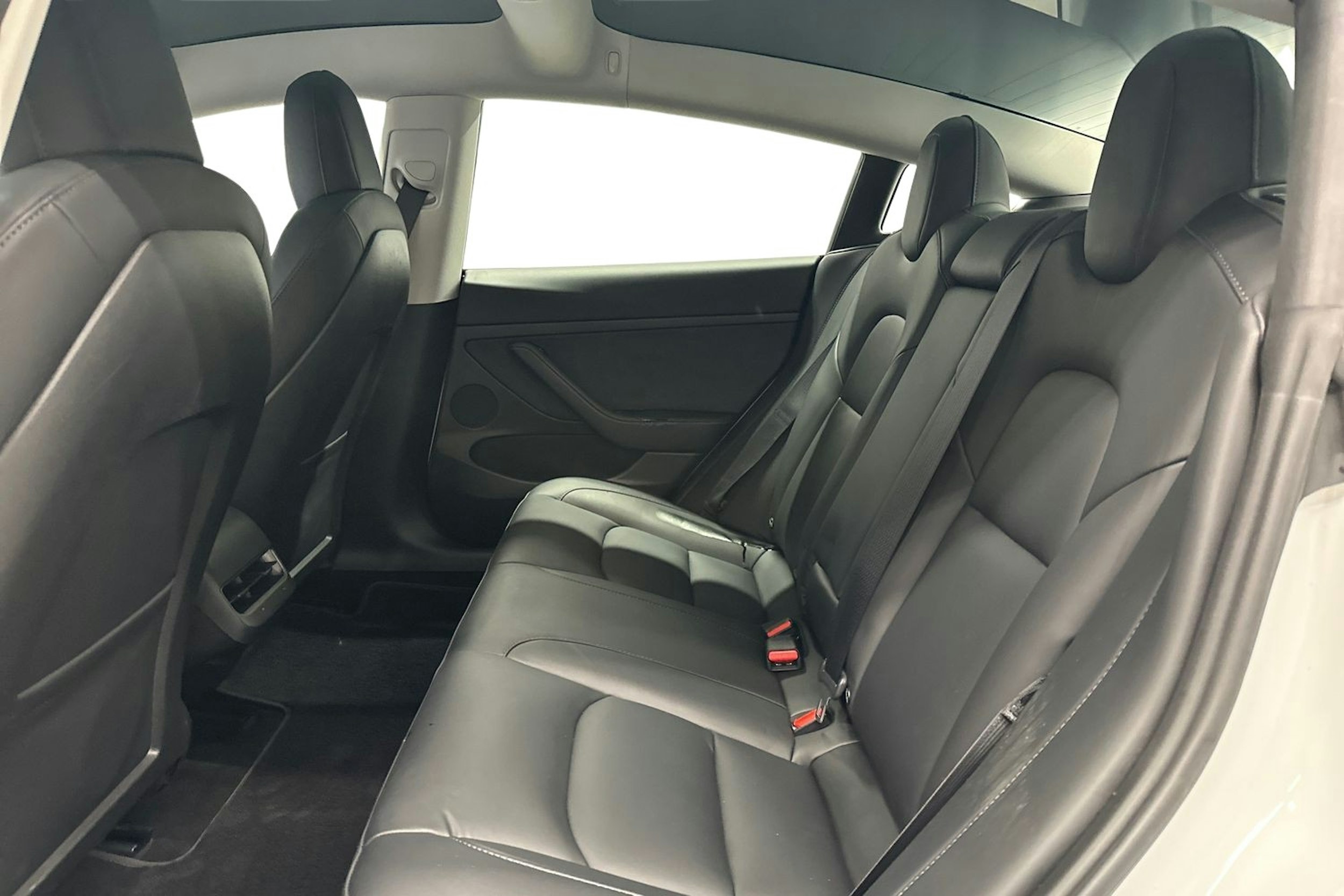 valkoinen Tesla Model 3 2022 kuva 10.