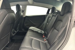 valkoinen Tesla Model 3 2022 kuva 10.