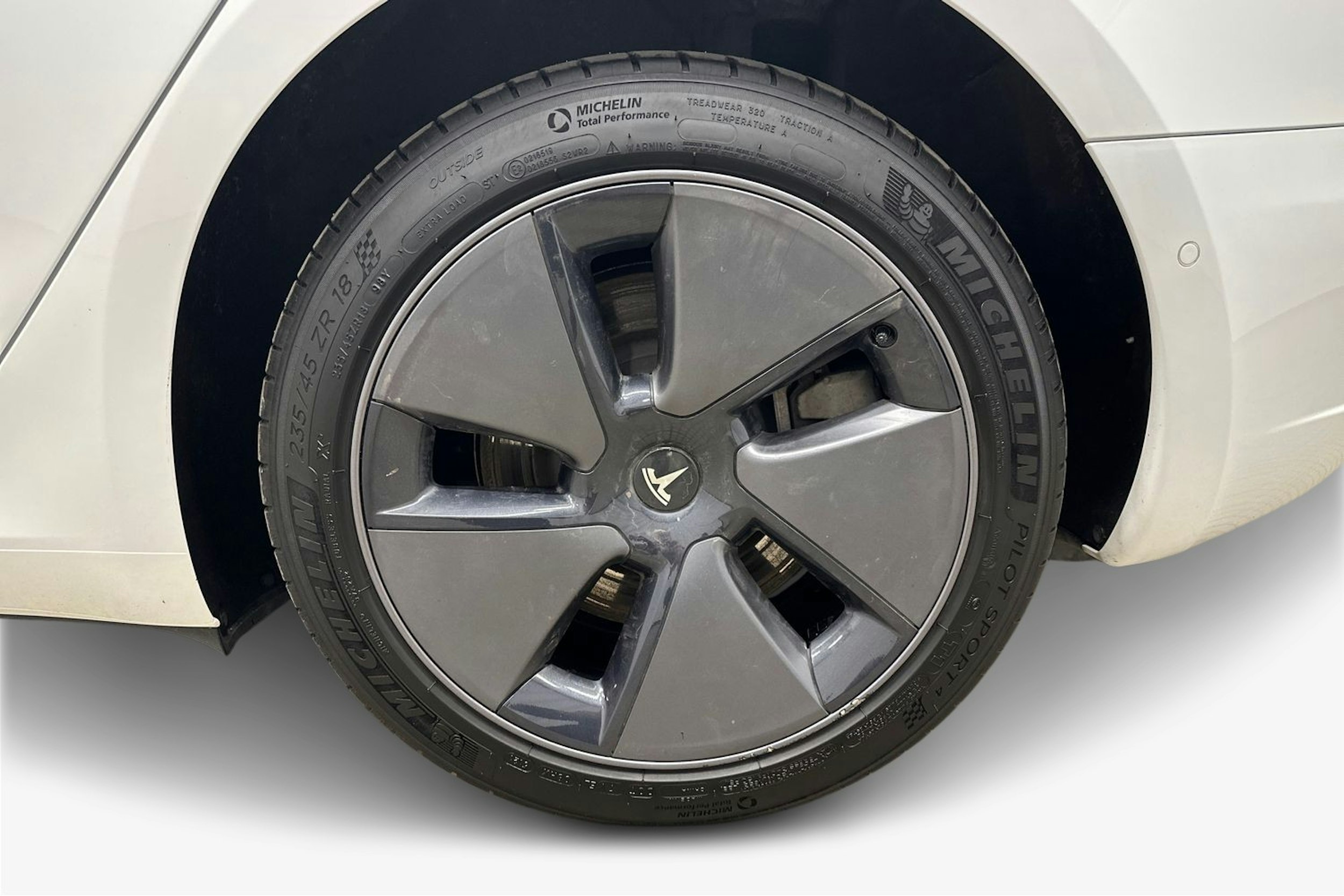 valkoinen Tesla Model 3 2022 kuva 11.