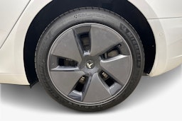 valkoinen Tesla Model 3 2022 kuva 11.