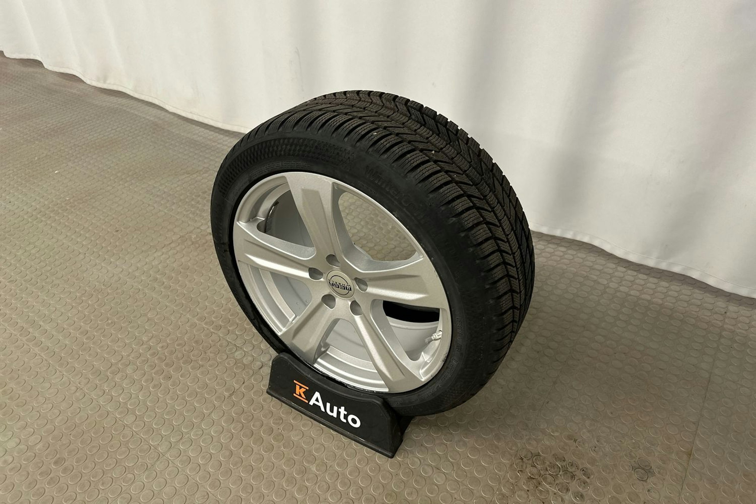 valkoinen Tesla Model 3 2022 kuva 13.