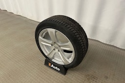 valkoinen Tesla Model 3 2022 kuva 13.