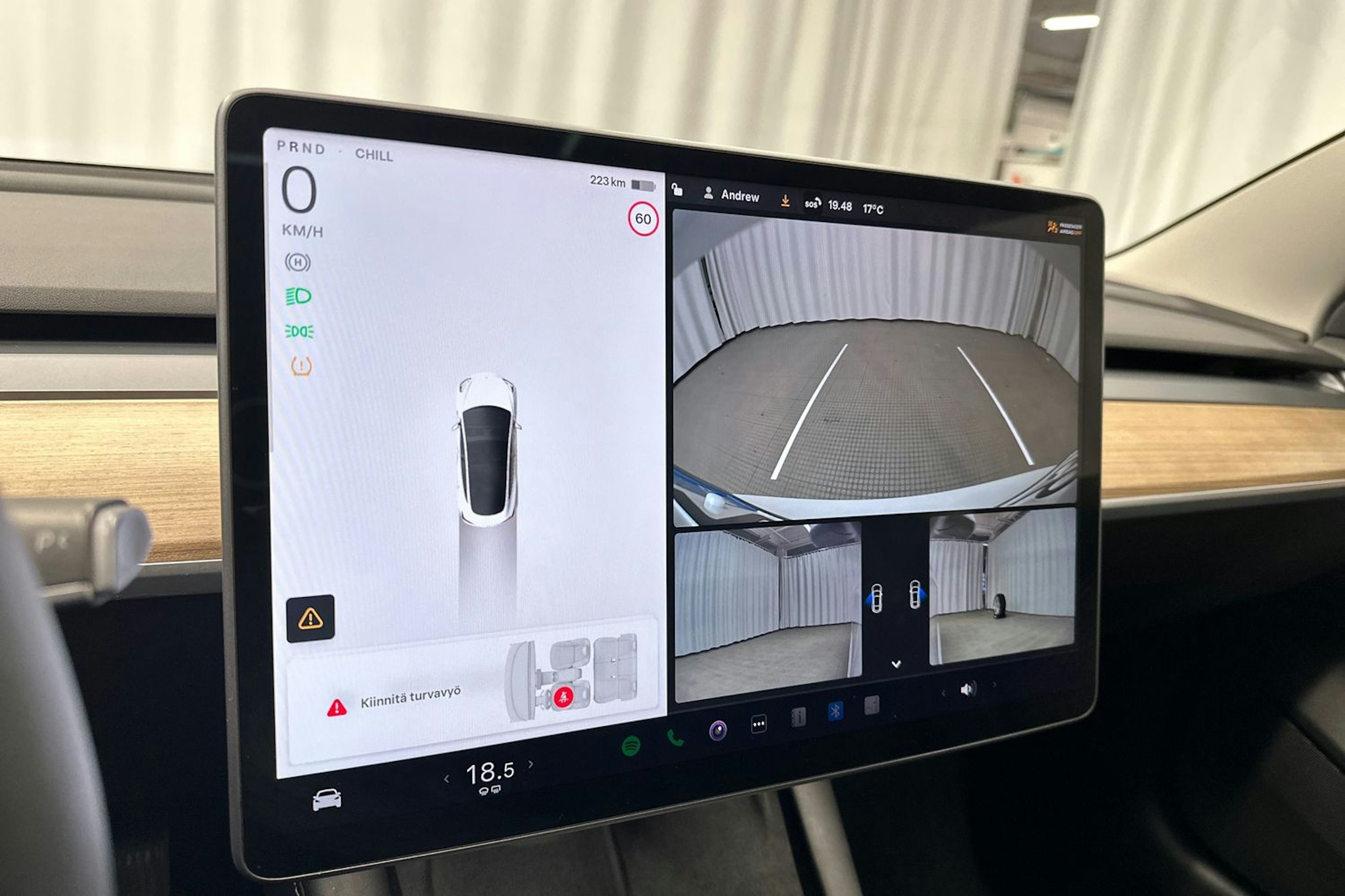 valkoinen Tesla Model 3 2022 kuva 14.