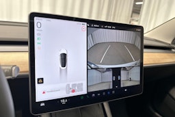 valkoinen Tesla Model 3 2022 kuva 14.