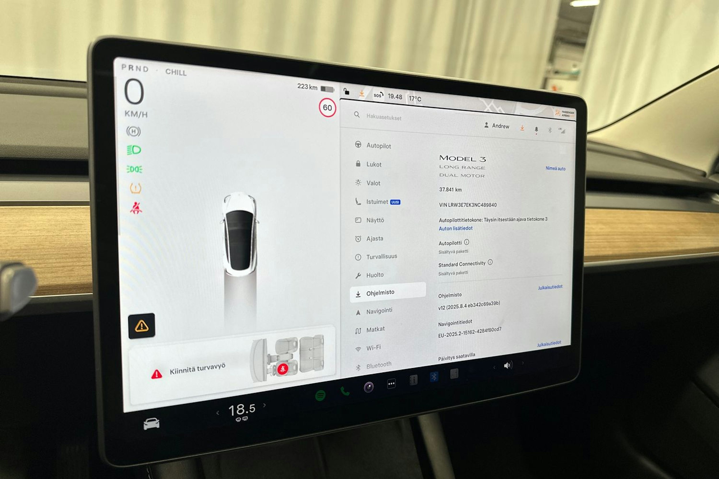 valkoinen Tesla Model 3 2022 kuva 15.