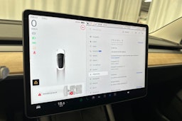 valkoinen Tesla Model 3 2022 kuva 15.