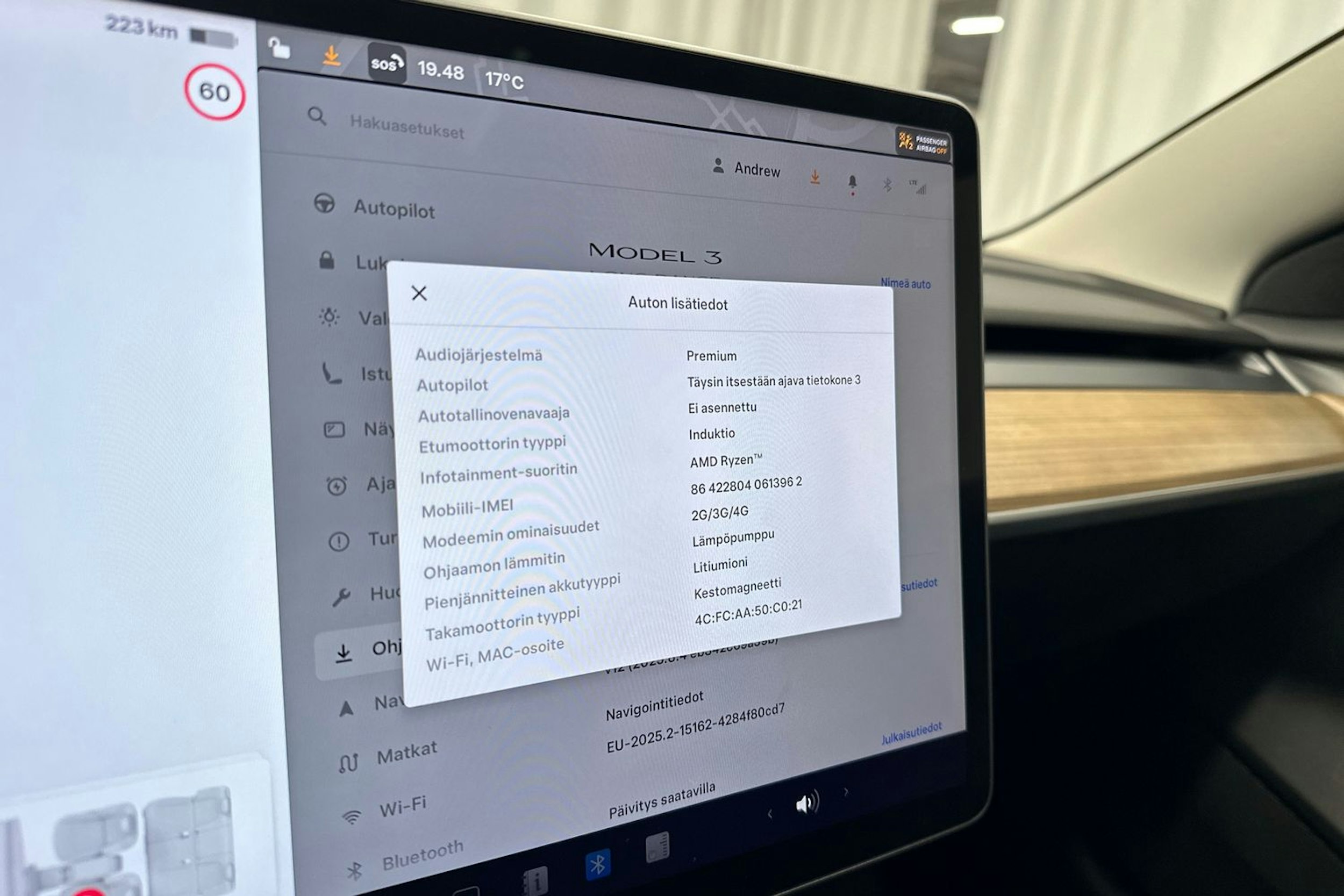 valkoinen Tesla Model 3 2022 kuva 16.