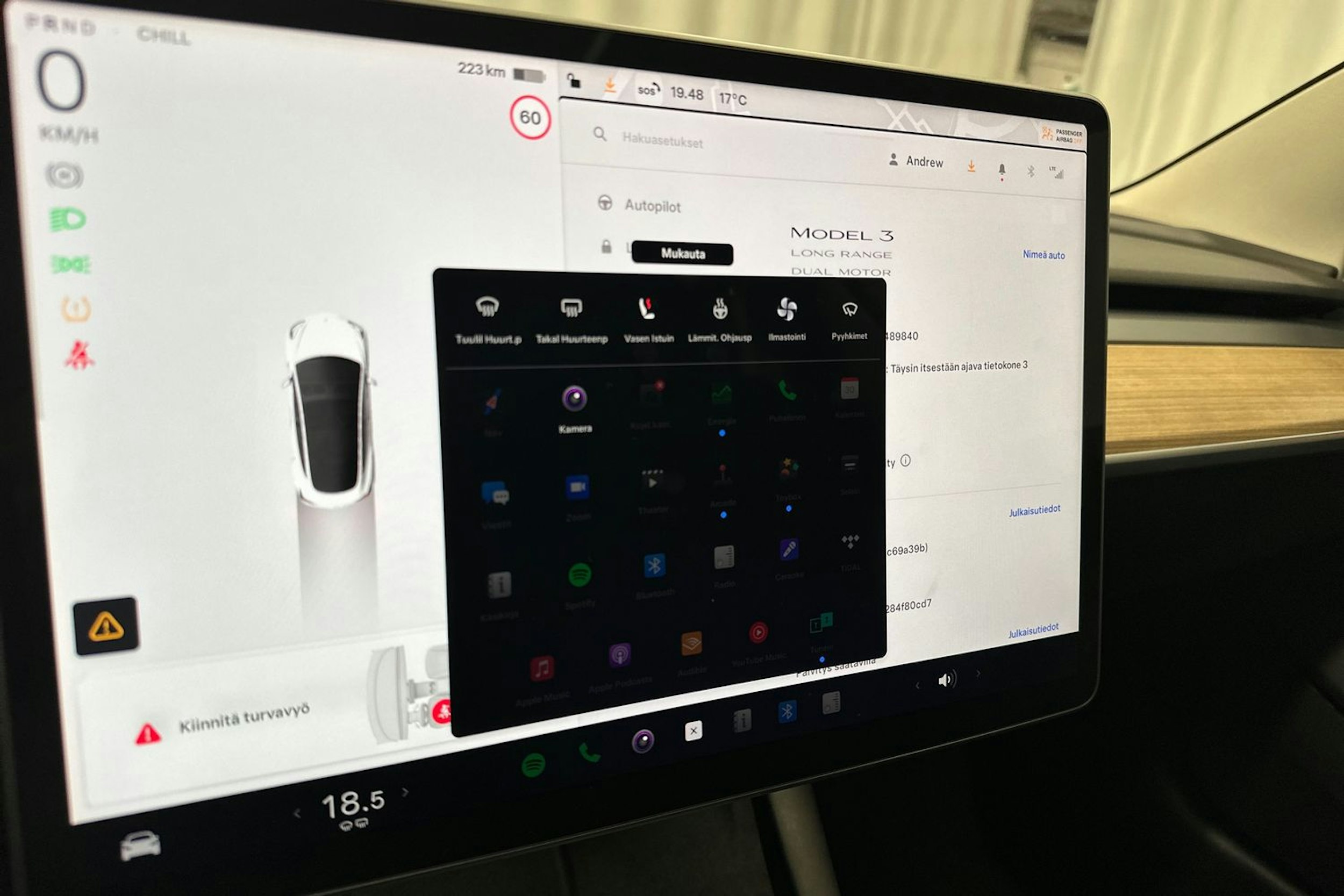 valkoinen Tesla Model 3 2022 kuva 17.