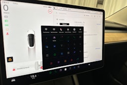 valkoinen Tesla Model 3 2022 kuva 17.