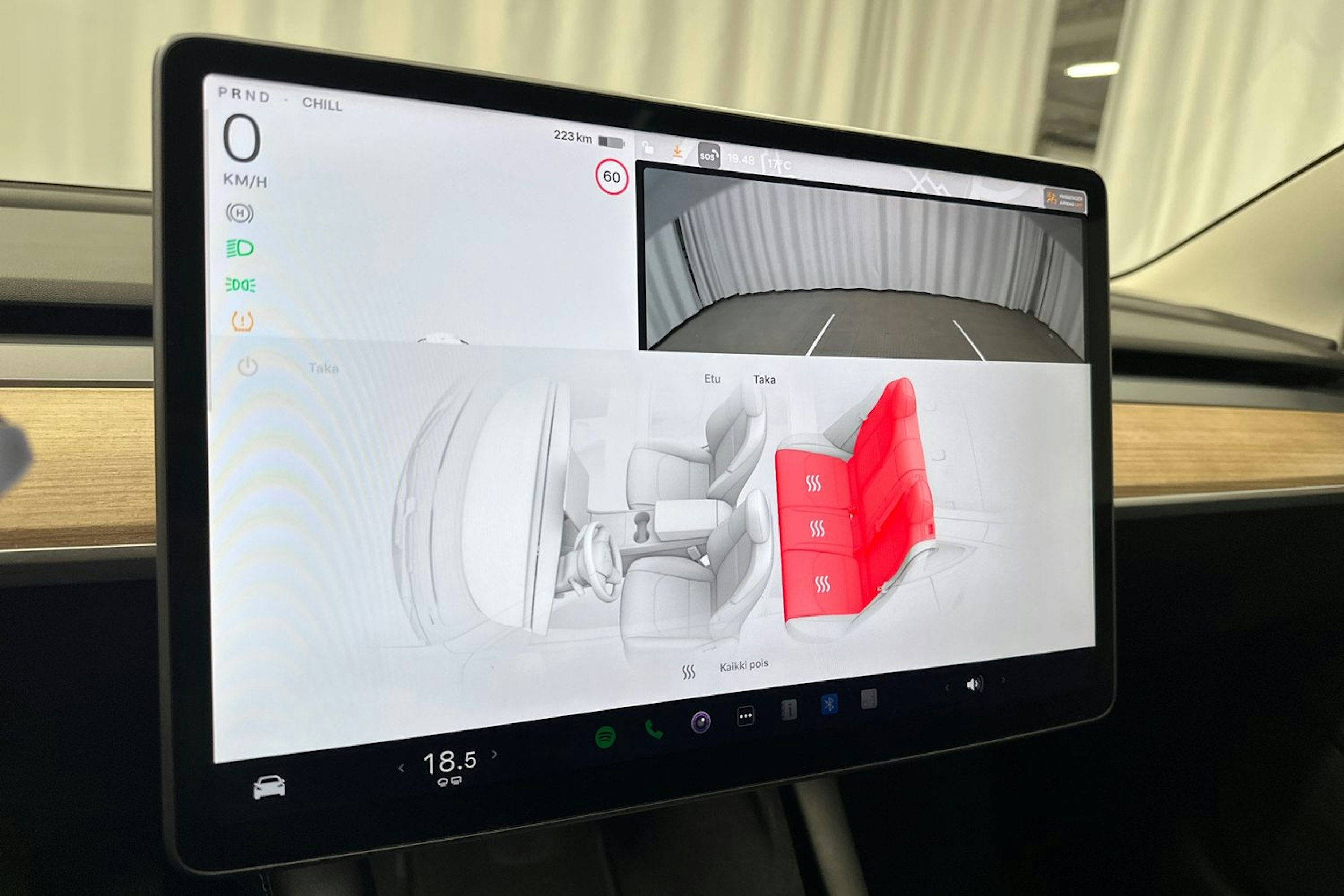 valkoinen Tesla Model 3 2022 kuva 18.