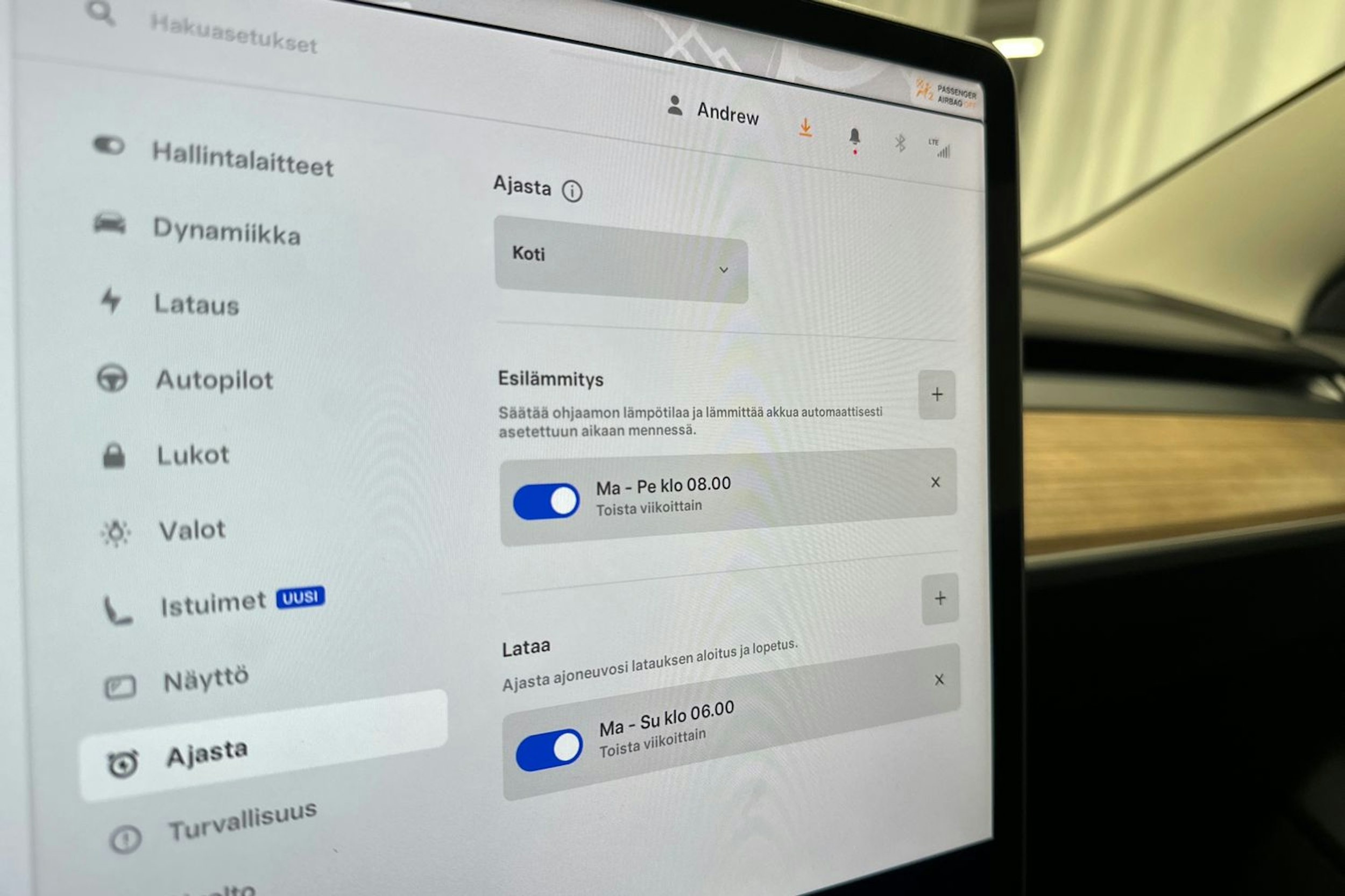 valkoinen Tesla Model 3 2022 kuva 19.