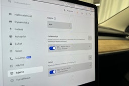 valkoinen Tesla Model 3 2022 kuva 19.