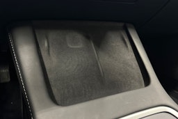 valkoinen Tesla Model 3 2022 kuva 20.