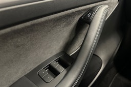 valkoinen Tesla Model 3 2022 kuva 21.